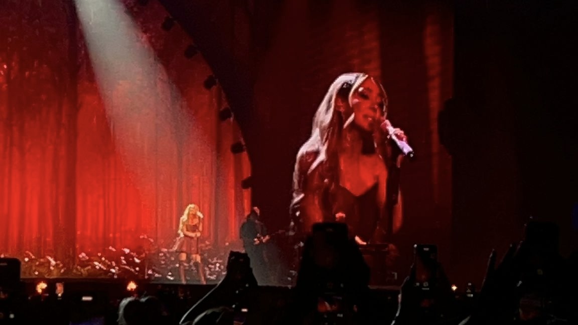 Ayliva auf einer Bühne